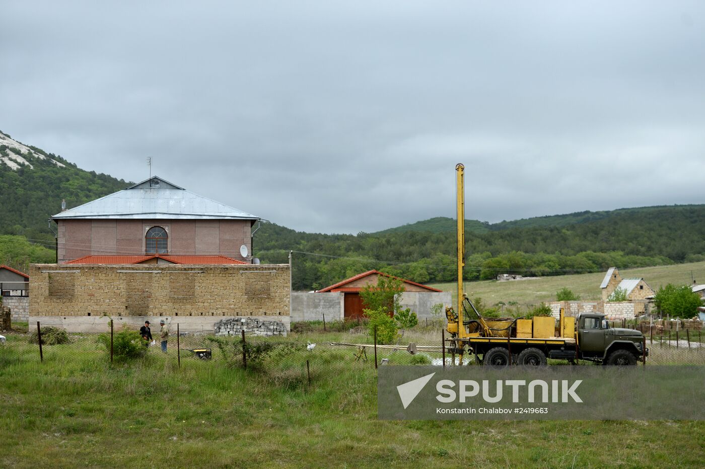 Drilling water holes in Crimea's private sector