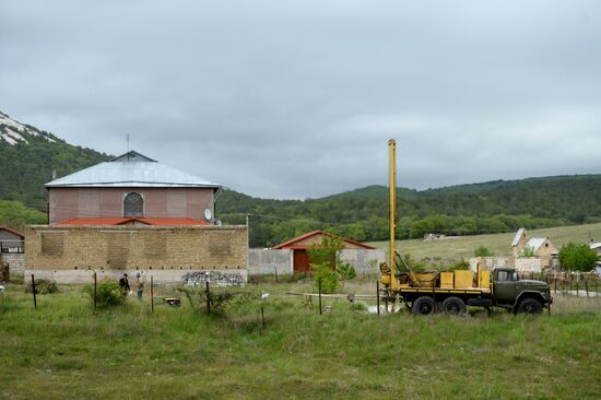 Drilling water holes in Crimea's private sector