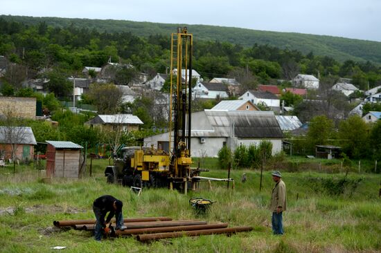 Drilling water holes in Crimea's private sector