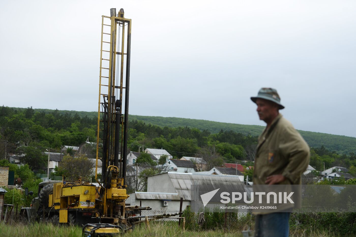 Drilling water holes in Crimea's private sector