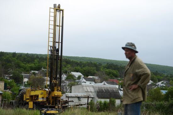 Drilling water holes in Crimea's private sector