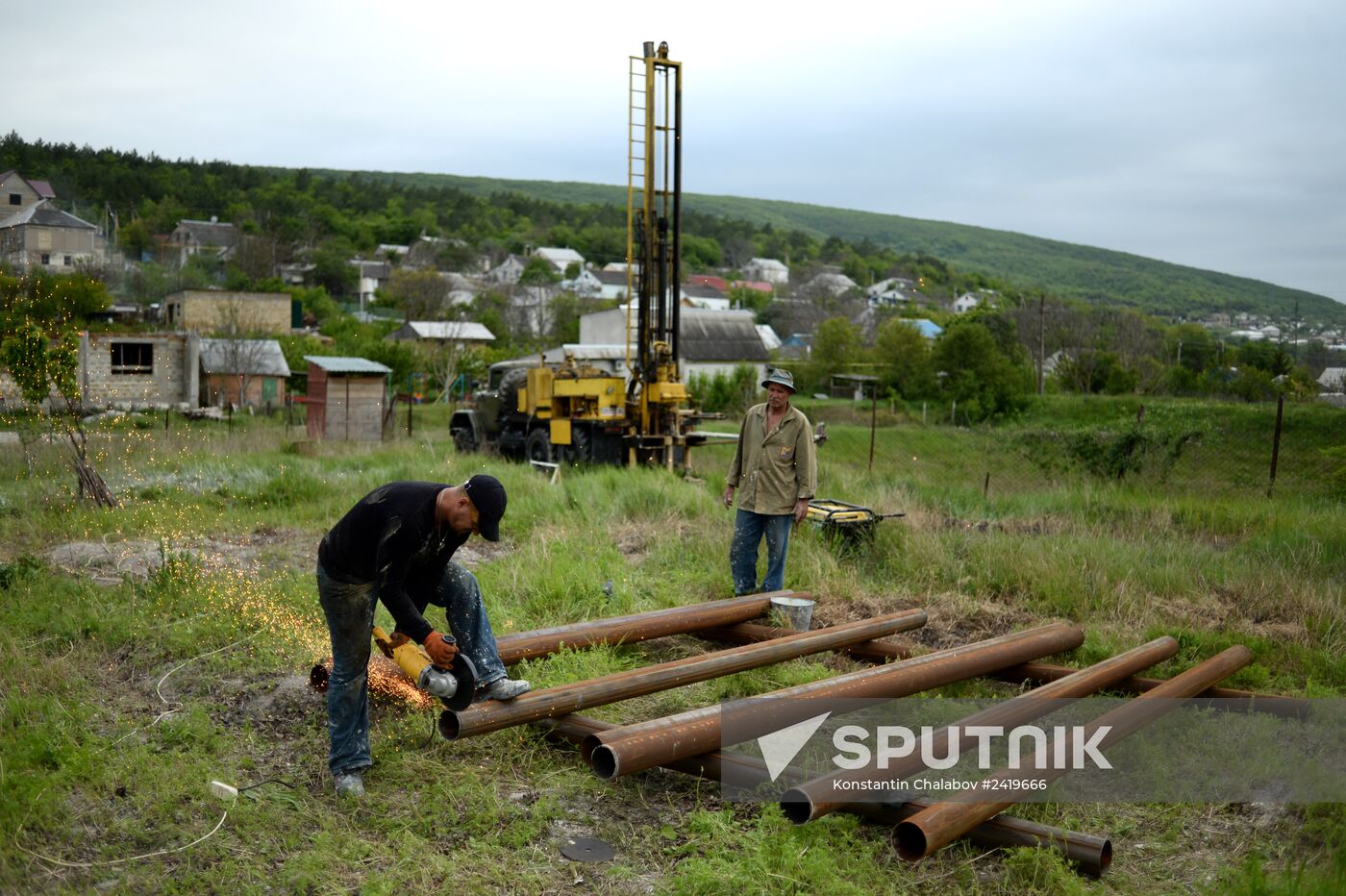 Drilling water holes in Crimea's private sector