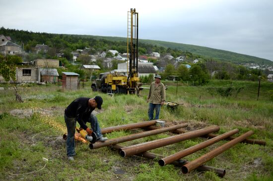 Drilling water holes in Crimea's private sector