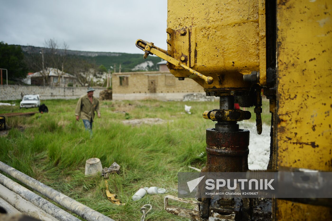 Drilling water holes in Crimea's private sector