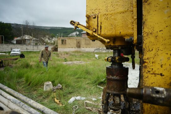 Drilling water holes in Crimea's private sector