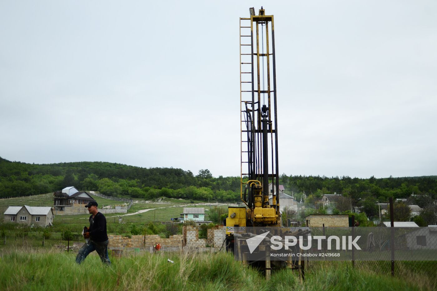 Drilling water holes in Crimea's private sector