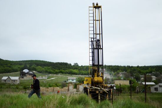 Drilling water holes in Crimea's private sector