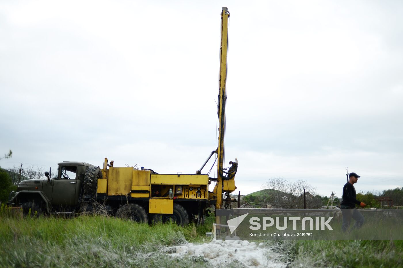 Drilling water holes in Crimea's private sector