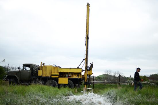 Drilling water holes in Crimea's private sector