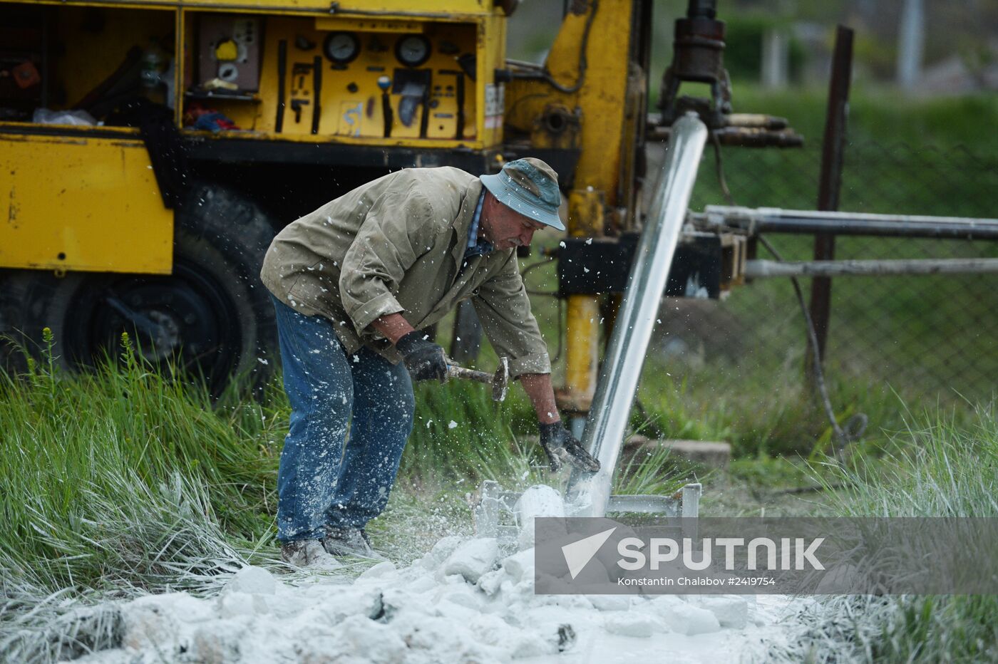 Drilling water holes in Crimea's private sector