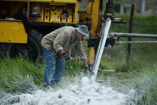 Drilling water holes in Crimea's private sector