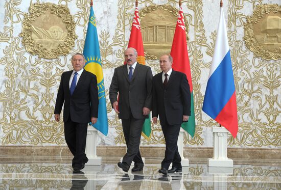Vladimir Putin visits Belarus to attend EAEU meeting