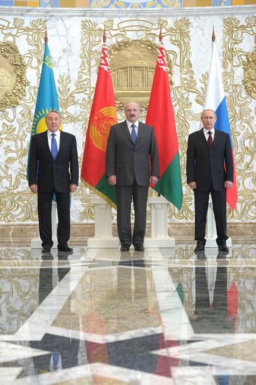 Vladimir Putin visits Belarus to attend EAEU meeting