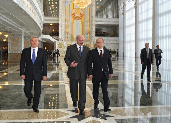 Vladimir Putin visits Belarus to attend EAEU meeting