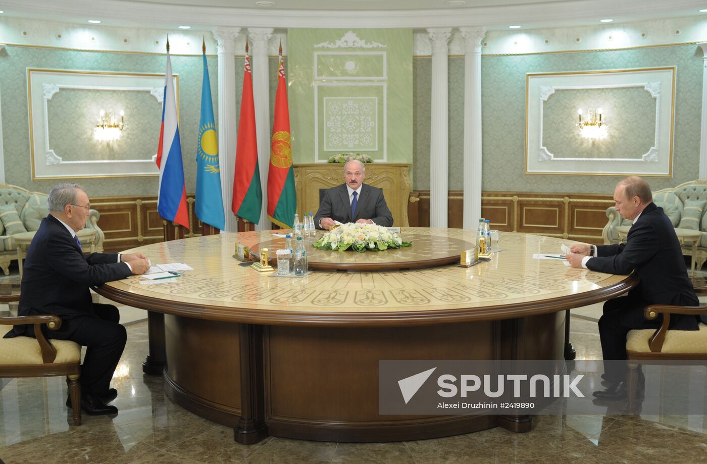 Vladimir Putin visits Belarus to attend EAEU meeting