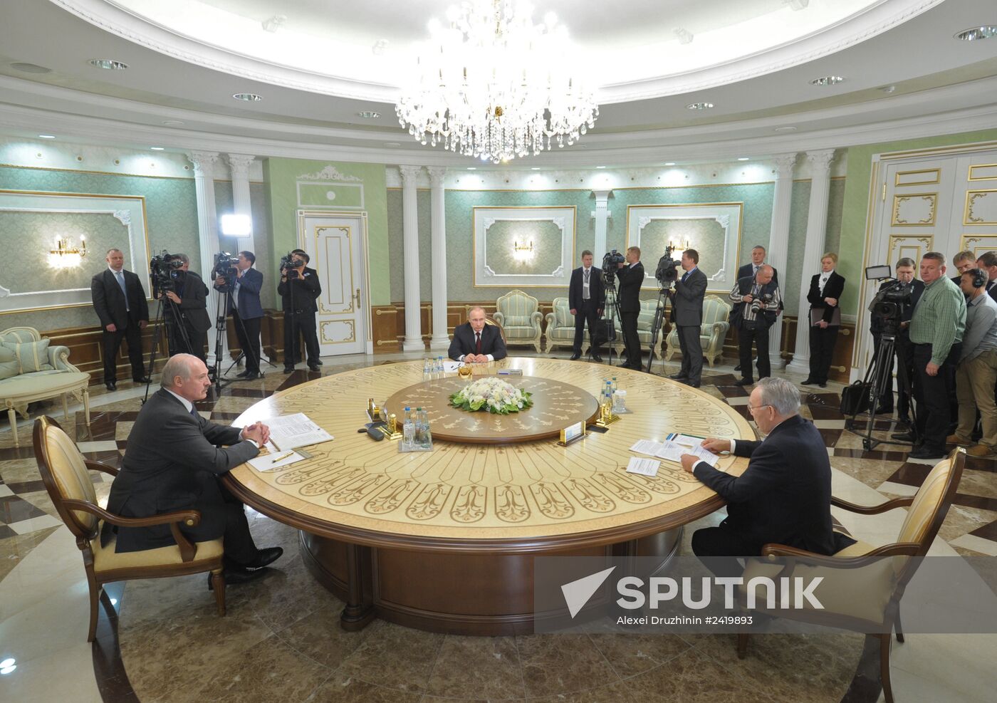 Vladimir Putin visits Belarus to attend EAEU meeting