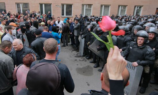 Lugansk regional state administration building taken by federalization supporters