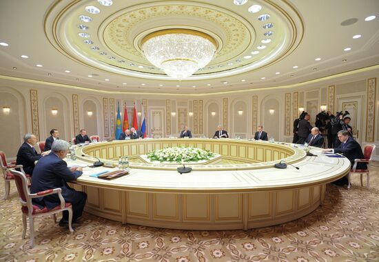 Vladimir Putin visits Belarus to attend EAEU meeting