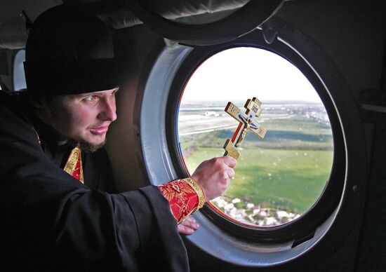 Consecrating Crimean territory from an Emergencies Ministry helicopter