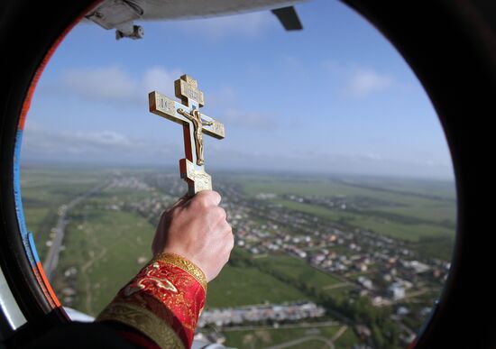 Consecrating Crimean territory from an Emergencies Ministry helicopter