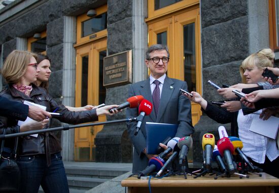 Ukraine's acting president holds meeting with heads of regional administrations