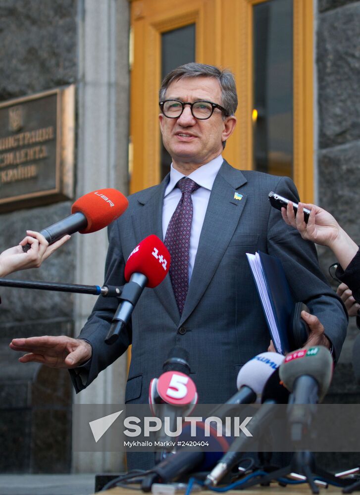 Ukraine's acting president holds meeting with heads of regional administrations