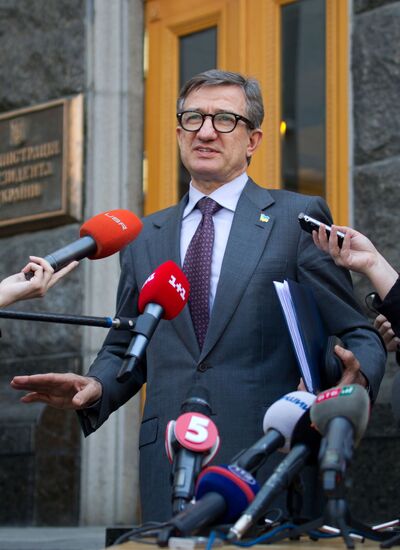 Ukraine's acting president holds meeting with heads of regional administrations