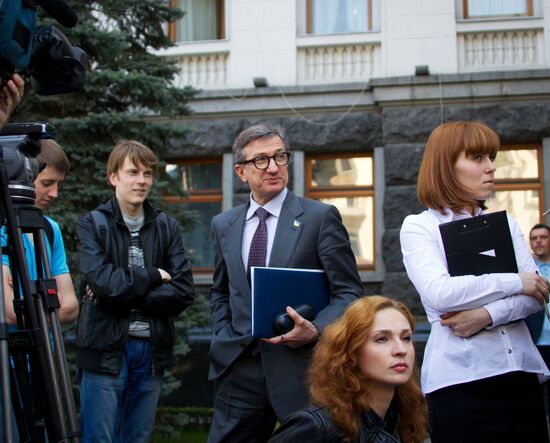 Ukraine's acting president holds meeting with heads of regional administrations