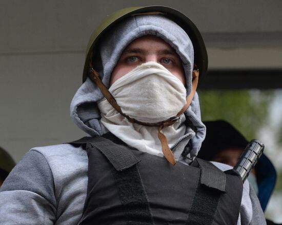 Federalization supporters seize police station in Krasnoarmeisk, Donetsk Region