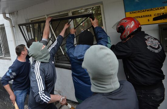 Federalization supporters seize police station in Krasnoarmeisk, Donetsk Region