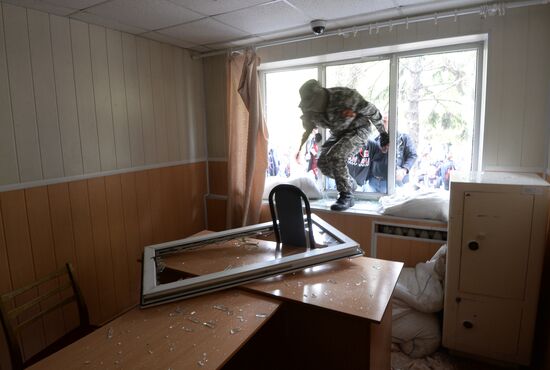 Federalization supporters seize police station in Krasnoarmeisk, Donetsk Region