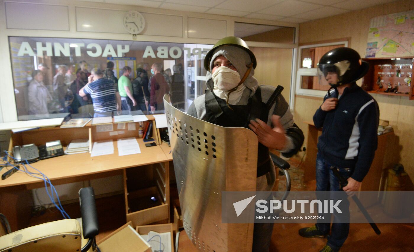 Federalization supporters seize police station in Krasnoarmeisk, Donetsk Region