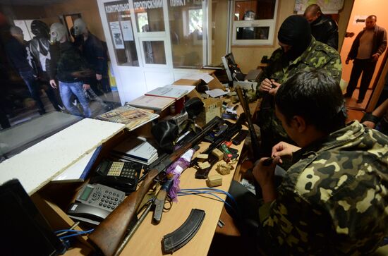 Federalization supporters seize police station in Krasnoarmeisk, Donetsk Region