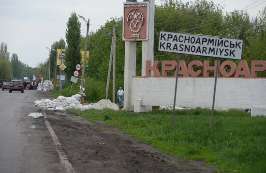 Federalization supporters block Right Sector's base in Dnepropetrovsk region