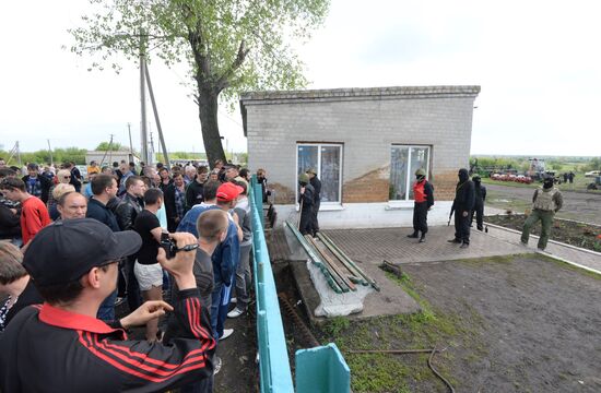 Federalization supporters block Right Sector's base in Dnepropetrovsk region
