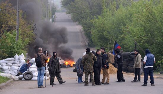Ukrainian troops launch assault on Slavyansk