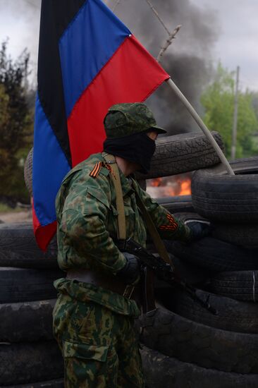 Ukrainian troops launch assault on Slavyansk