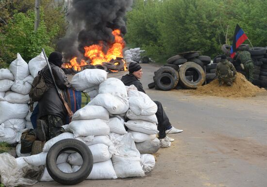 Ukrainian troops launch assault on Slavyansk