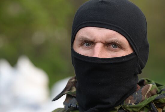 Ukrainian troops launch assault on Slavyansk