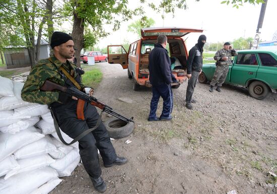 Ukrainian troops launch assault on Slavyansk
