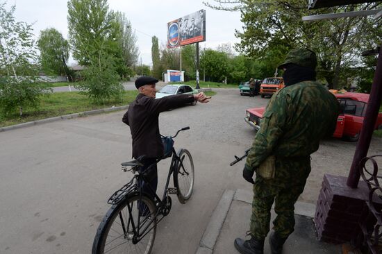 Ukrainian troops launch assault on Slavyansk