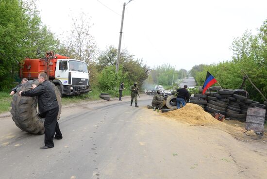 Ukrainian troops launch assault on Slavyansk