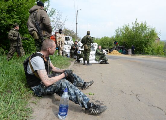 Ukrainian troops launch assault on Slavyansk