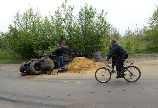 Ukrainian troops launch assault on Slavyansk