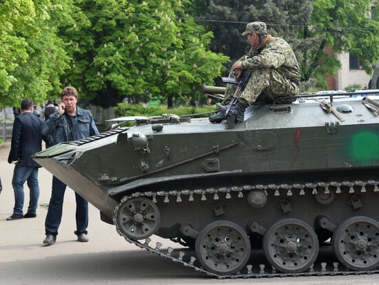 Ukrainian troops launch assault on Slavyansk