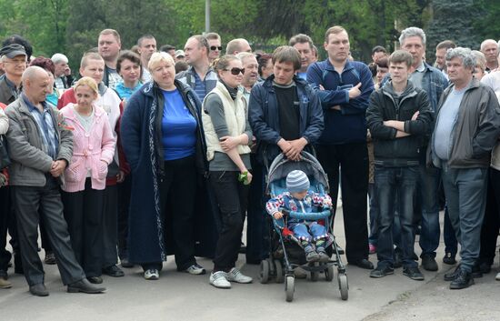 Ukrainian troops launch assault on Slavyansk