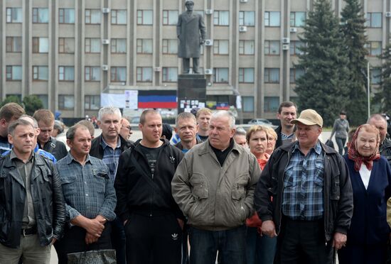 Ukrainian troops launch assault on Slavyansk