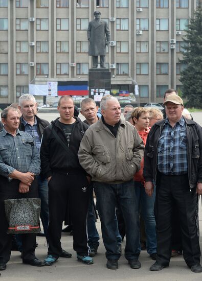 Ukrainian troops launch assault on Slavyansk