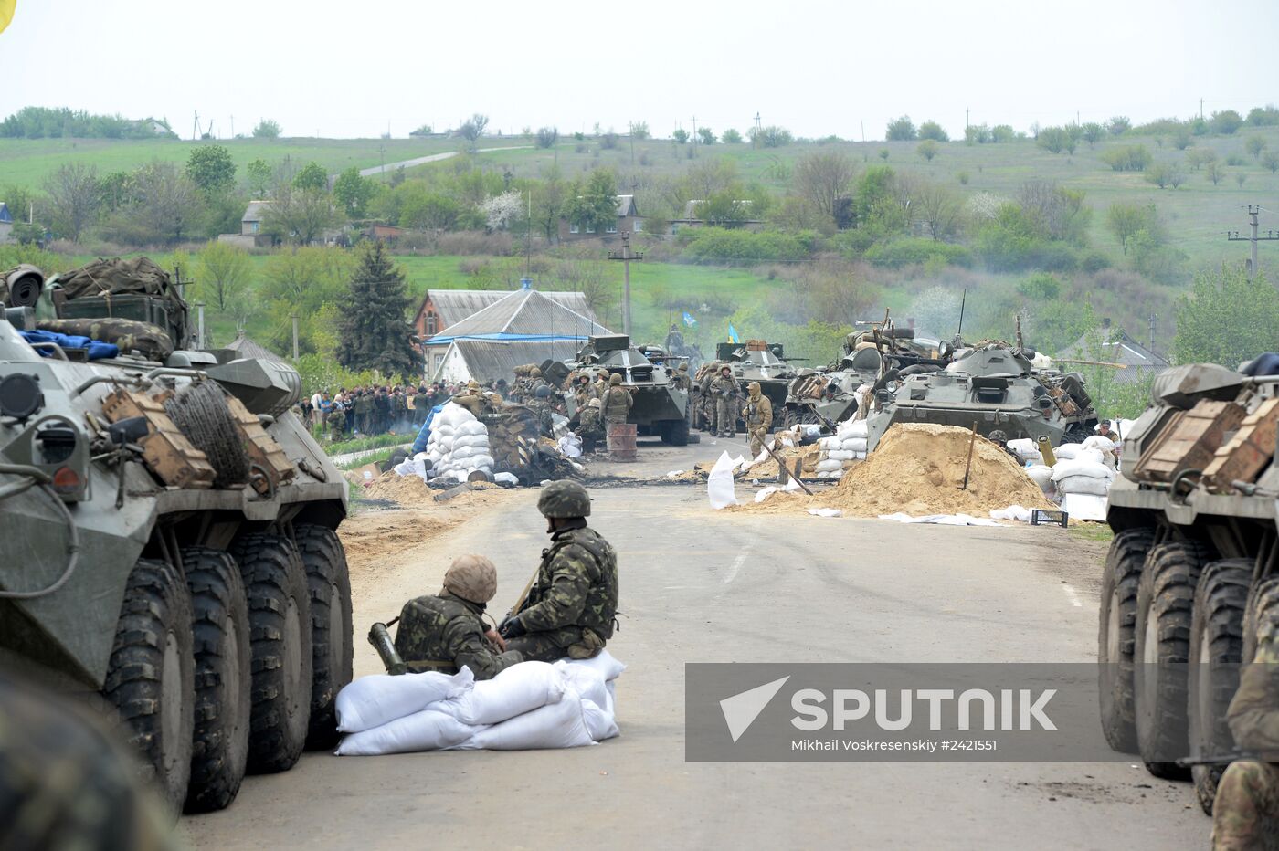 Ukrainian troops launch assault on Slavyansk