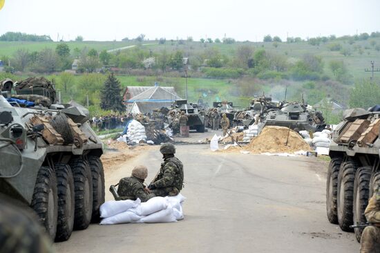 Ukrainian troops launch assault on Slavyansk
